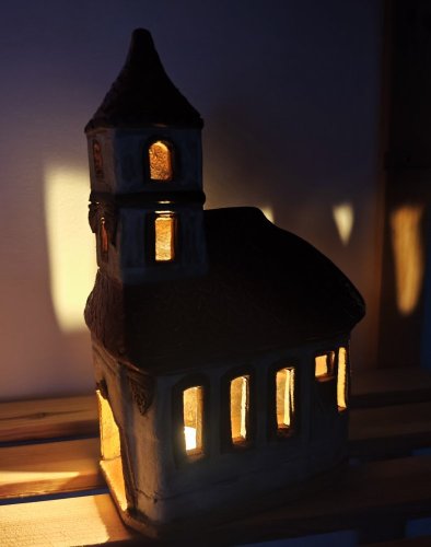 Keramický svícen – kostelík s věžičkou