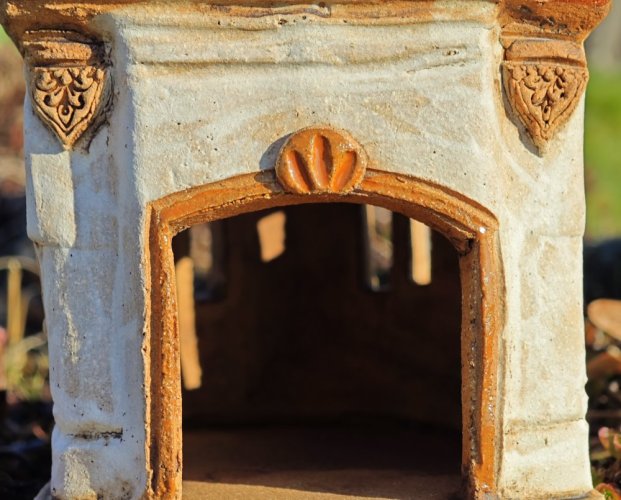 Keramický svícen – kostelík s věžičkou